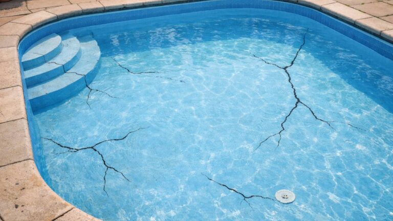 Piscina com microtrincas: como surgem e por que pioram com o tempo - AquaBlock