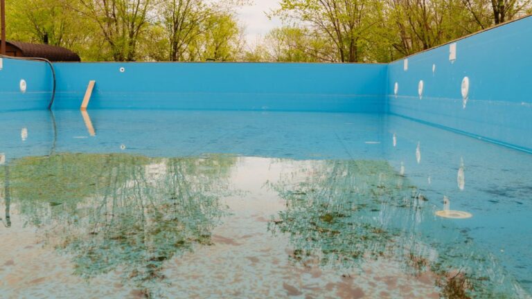 Piscina com vazamento: o que avaliar no orçamento para não pagar duas vezes - AquaBlock