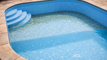 Piscina perdendo água: quais soluções existem e quando cada uma faz sentido - AquaBlock