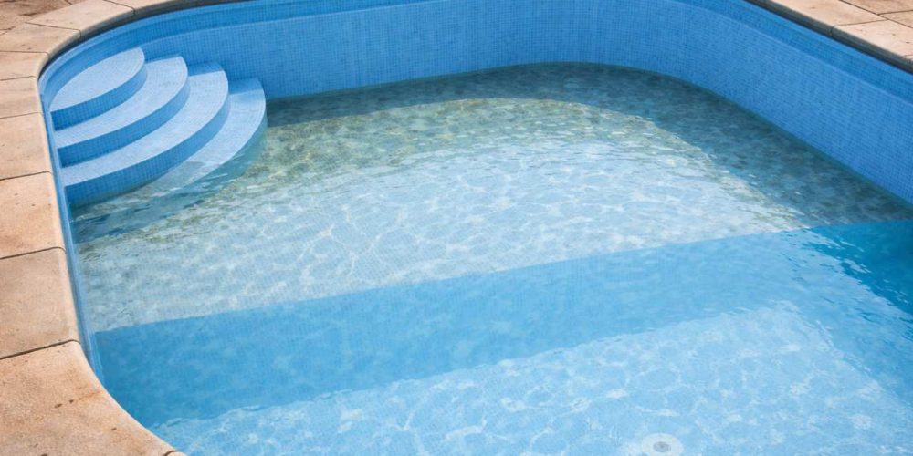 Piscina perdendo água: quais soluções existem e quando cada uma faz sentido - AquaBlock
